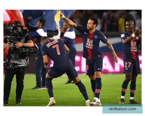 恩里克与哈维共话西班牙足球未来，展望新篇章的合作潜力与发展方向